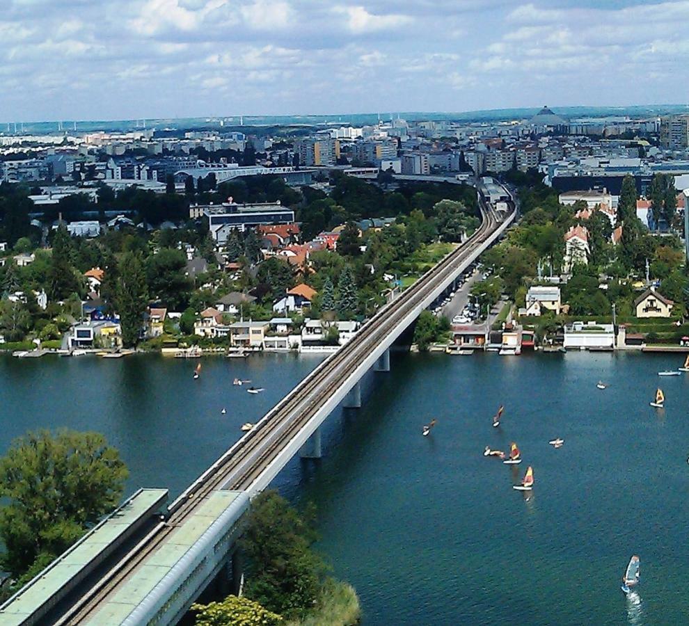 Zentrumnah Direkt An Ubahn Bei Un-vic Und Am Badestrand Apartment